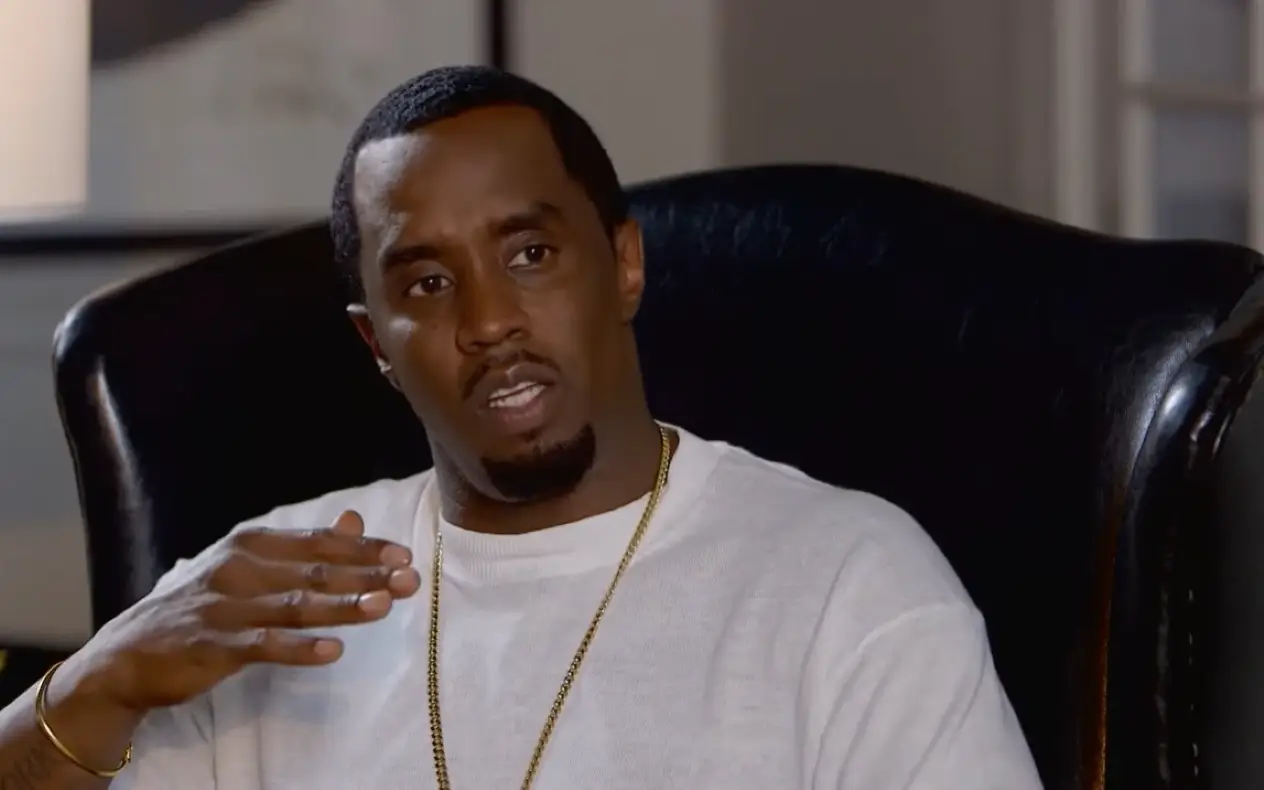 P. Diddy u beloj majici sa zlatnim lancem oko vrata i ozbiljnim izrazom lica