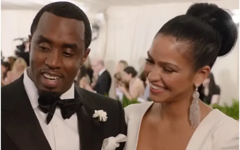 P. Diddy na crvenom tepih sa Cassie Venturom nasmejani daju izjave novinarima