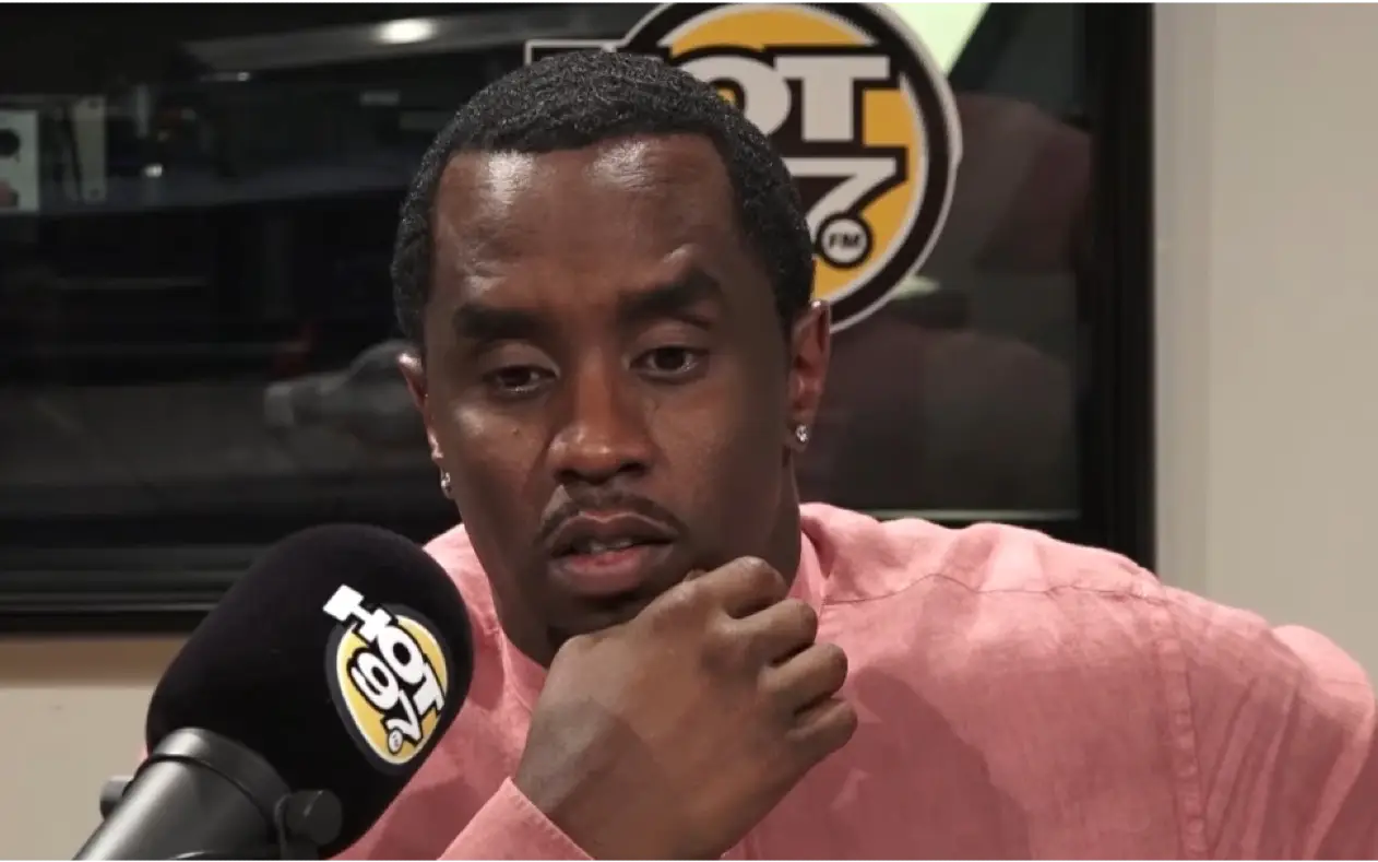 P. Diddy u roze košulji sa zamišljenim izrzaom lica tokom gostovanja u emisiji