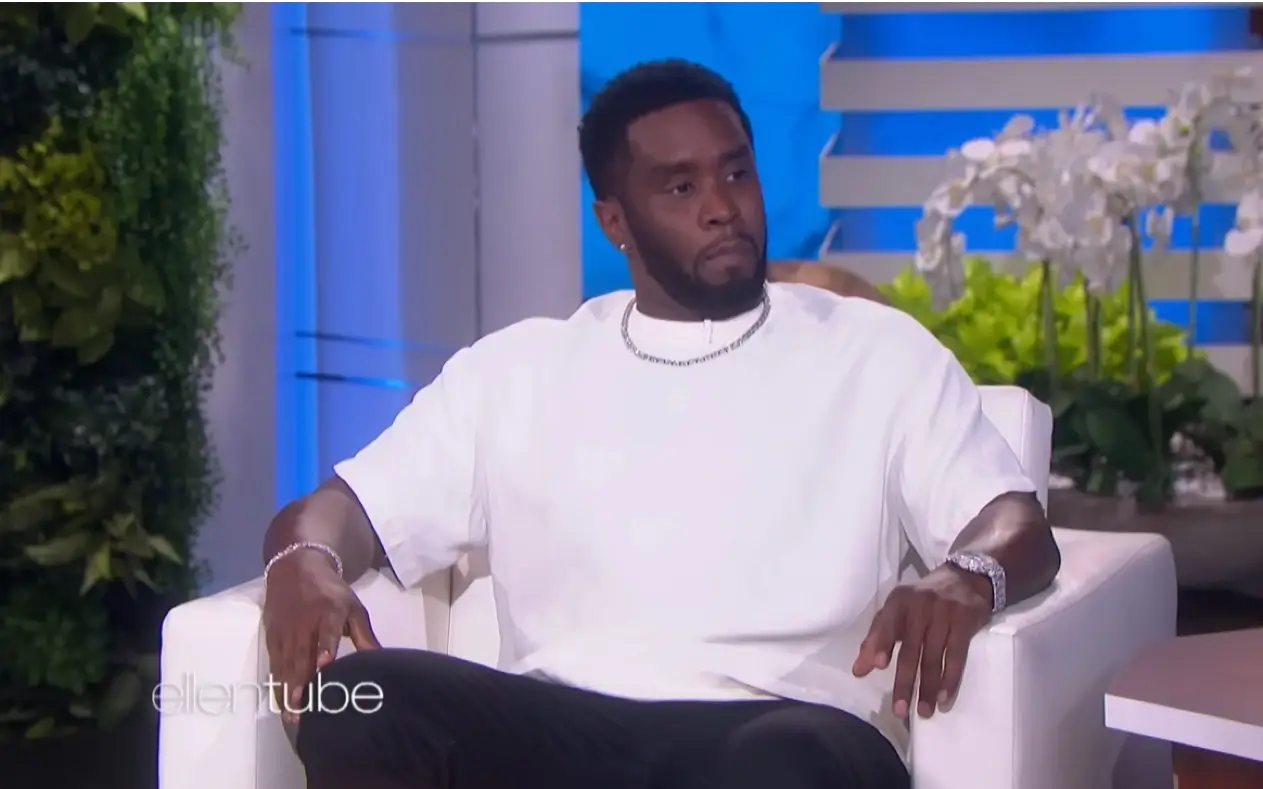 P. Diddy u tv emisiji P. Diddy tokom gostovanja u emsiji sa zlaznim lancem i u beloj majici
