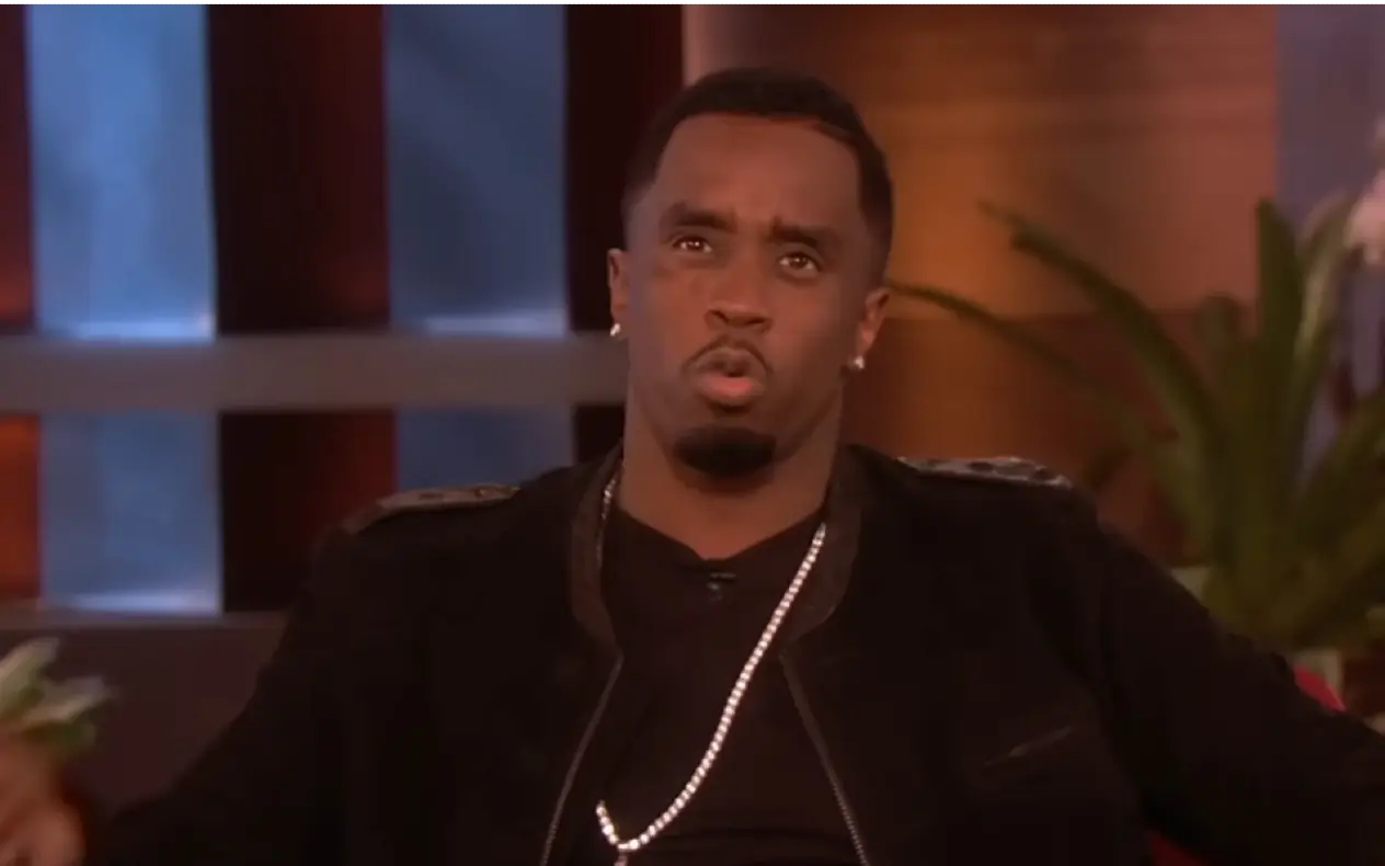 P. Diddy u crnom odelu i Cassie Ventura u crnoj haljini poziraju pred novinarima na svečanom događaju