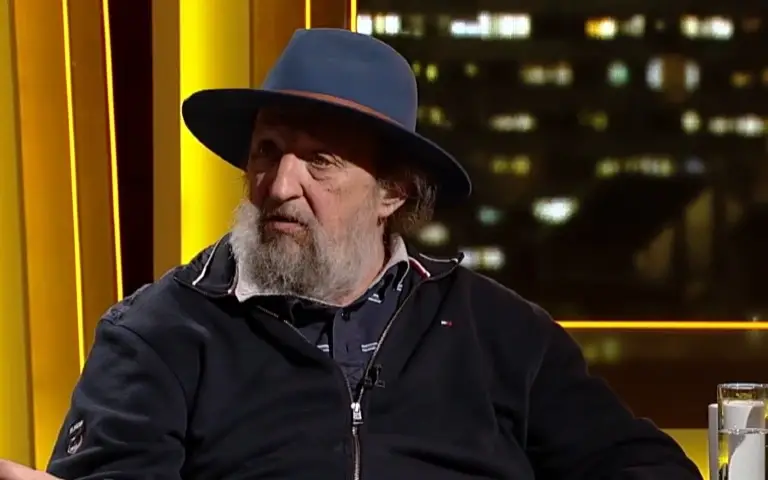 Petar Božović u emisiji Petar Božović u emisiji sa šeširom na glavi i ozbiljnim izrazom lica
