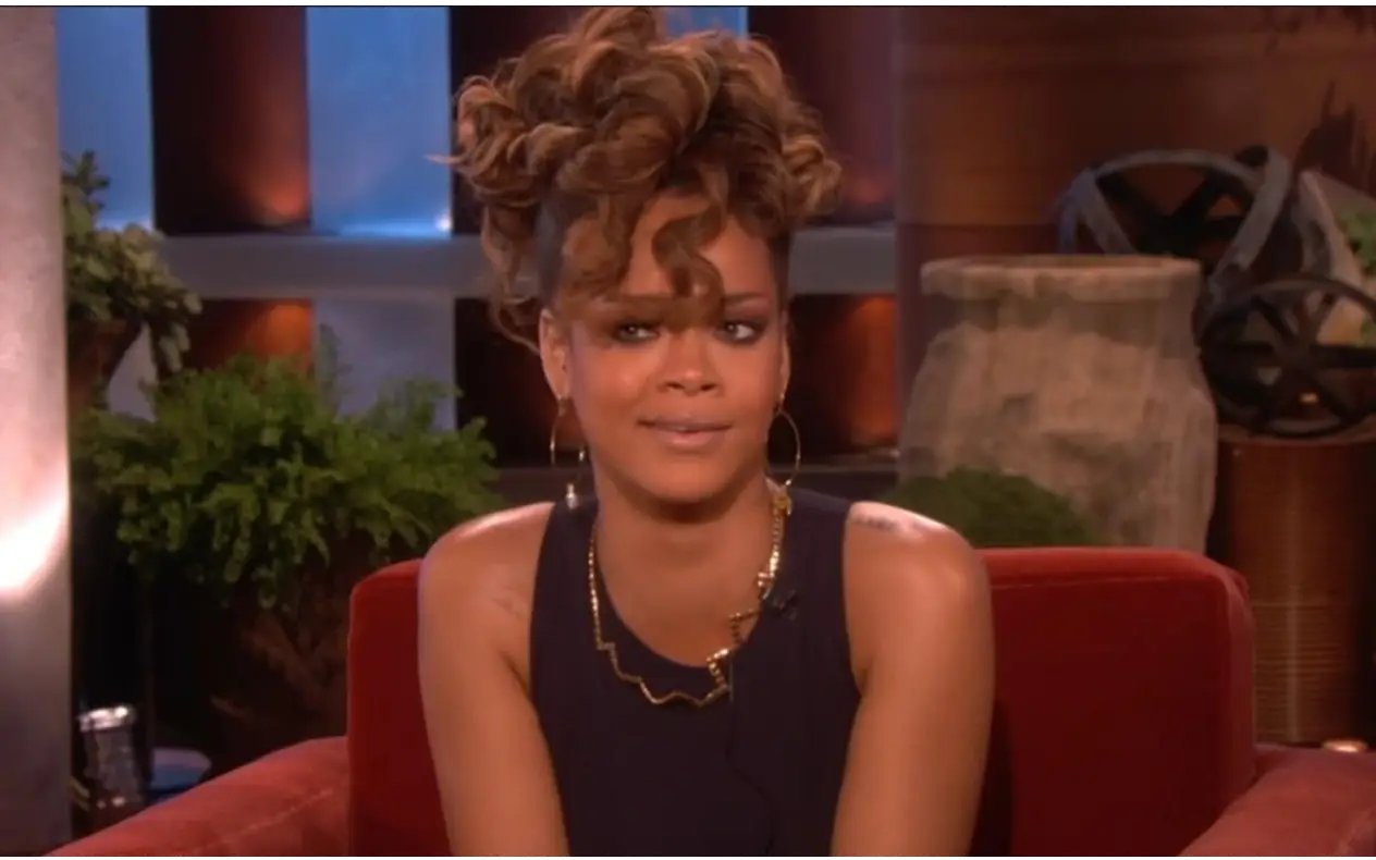 Rihanna u občena u braon kožnu jaknu sa krznom i ozbiljnim izrazom lica sluša pitanje gledalaca iz publike