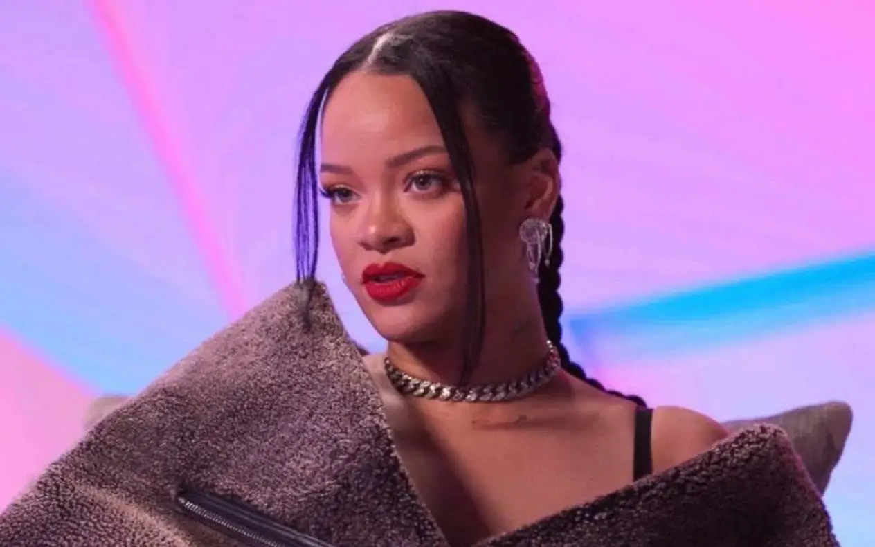 Rihanna u občena u braon kožnu jaknu sa krznom i ozbiljnim izrazom lica sluša pitanje gledalaca iz publike
