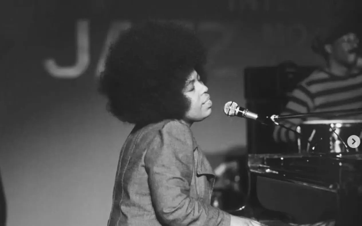 Preminula Roberta Flack Roberta Flack za klavirom - crno bela fotografija