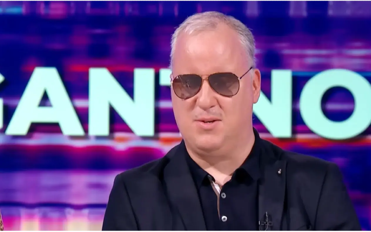Saša Matić u razgovoru sa voditeljima tokom gostovanja u emsiji