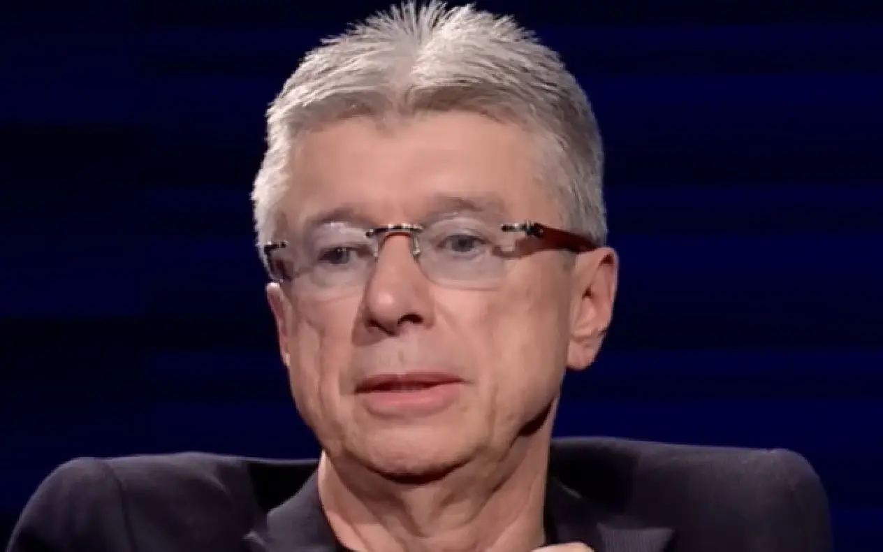 Saša Popović u TV emisiji Saša Popović u teget odelu tokom gostovanja u emisiji