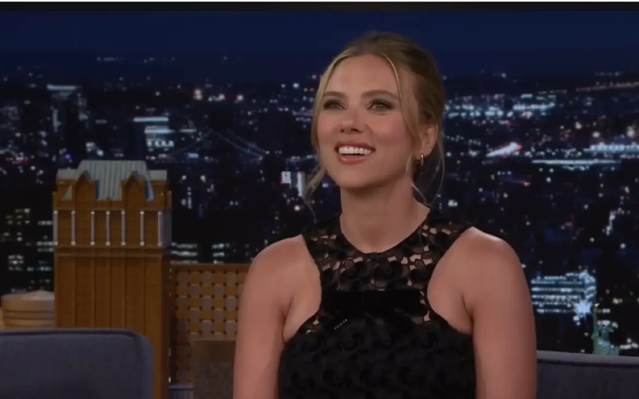 Scarlet Johansson u čipkastoj haljini i sa širokim osmehom na licu