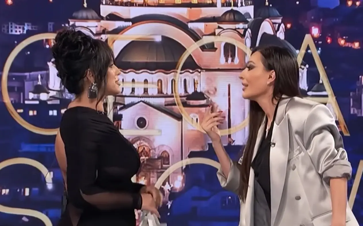 Seka Aleksić i Ceca Ražnatović zajedno u emisiji dok se drže za ruke sa blagim osmesima