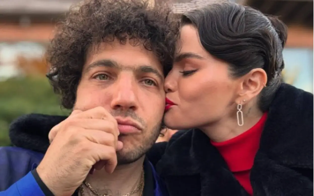 Selena Gomez i Benny Blanco Selena Gomez u poljupcu sa budućim suprugom