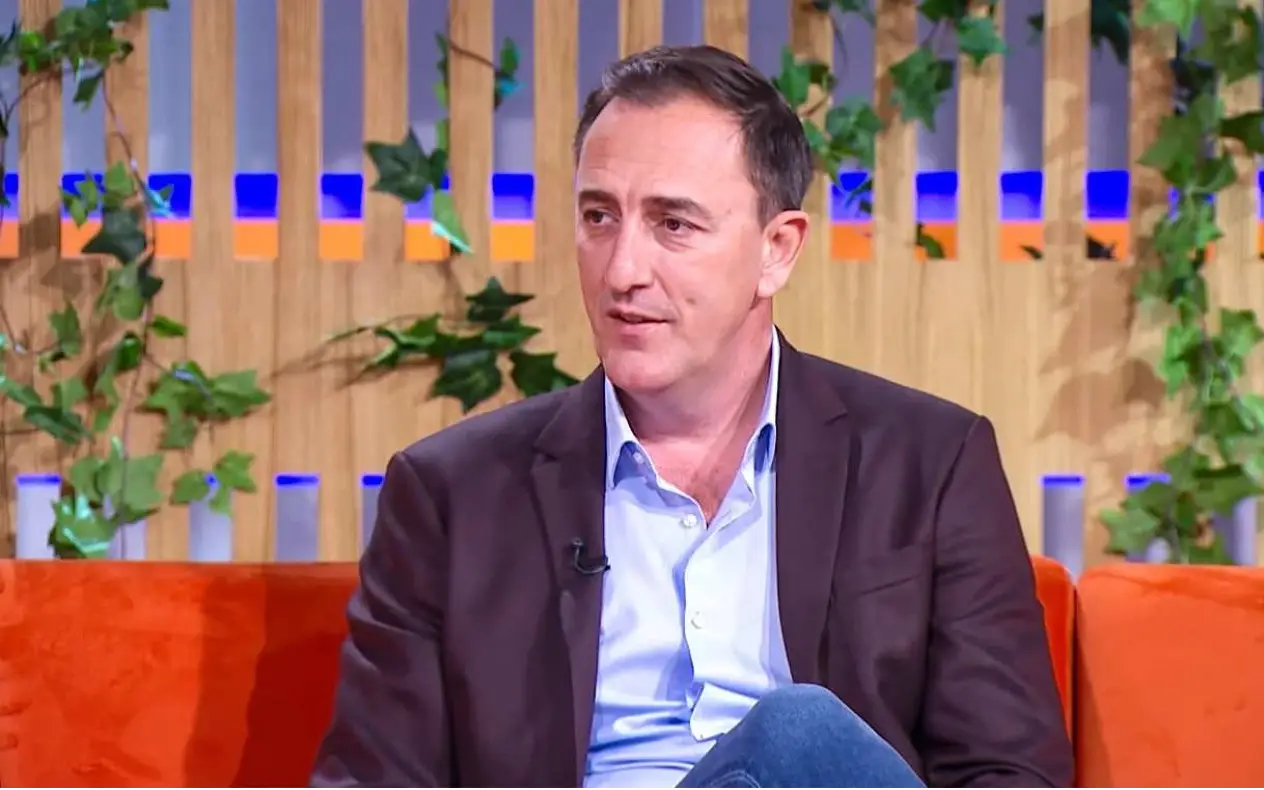 Sergej Ćetković u odelu tokom gostovanja u emisiji 