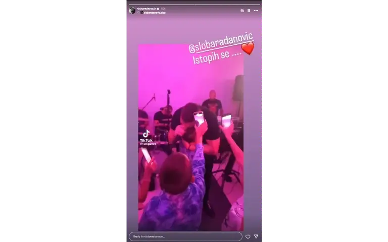 Sloba Radoanović na nastupu Sloba Radoanović na nastupu u zagrljaju najlađeg fana