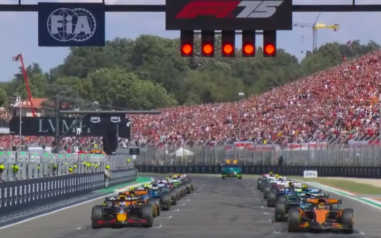 Start trke Formule 1 Start trke Formule 1 dok bolidi stoje poređani po svojim pozicijama