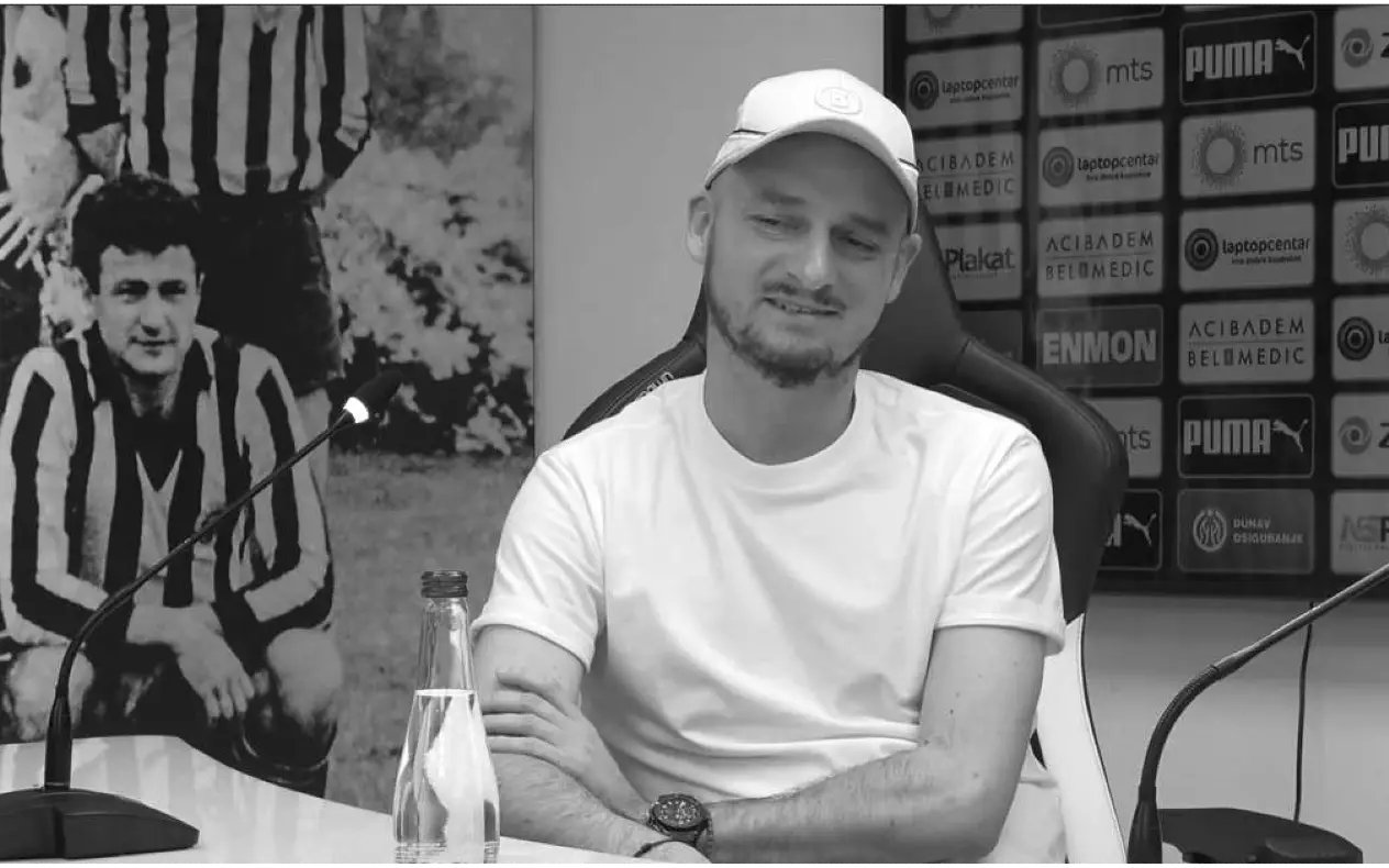 Andrija Delibašić u crno-beloj fotografiji, nosi kačket i majicu, dok daje intervju