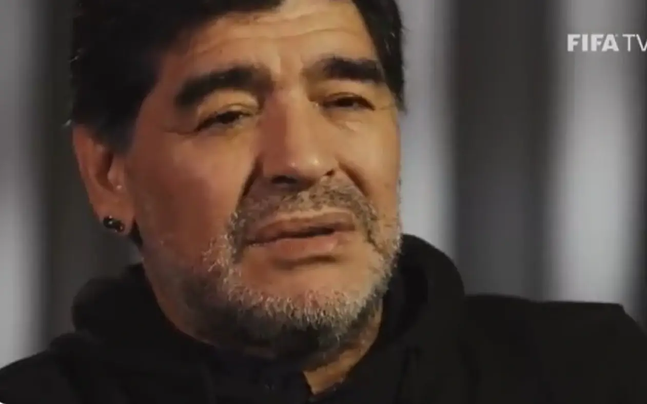 Diego Maradona sa tužnim izrazom lica tokom davanja intervjua