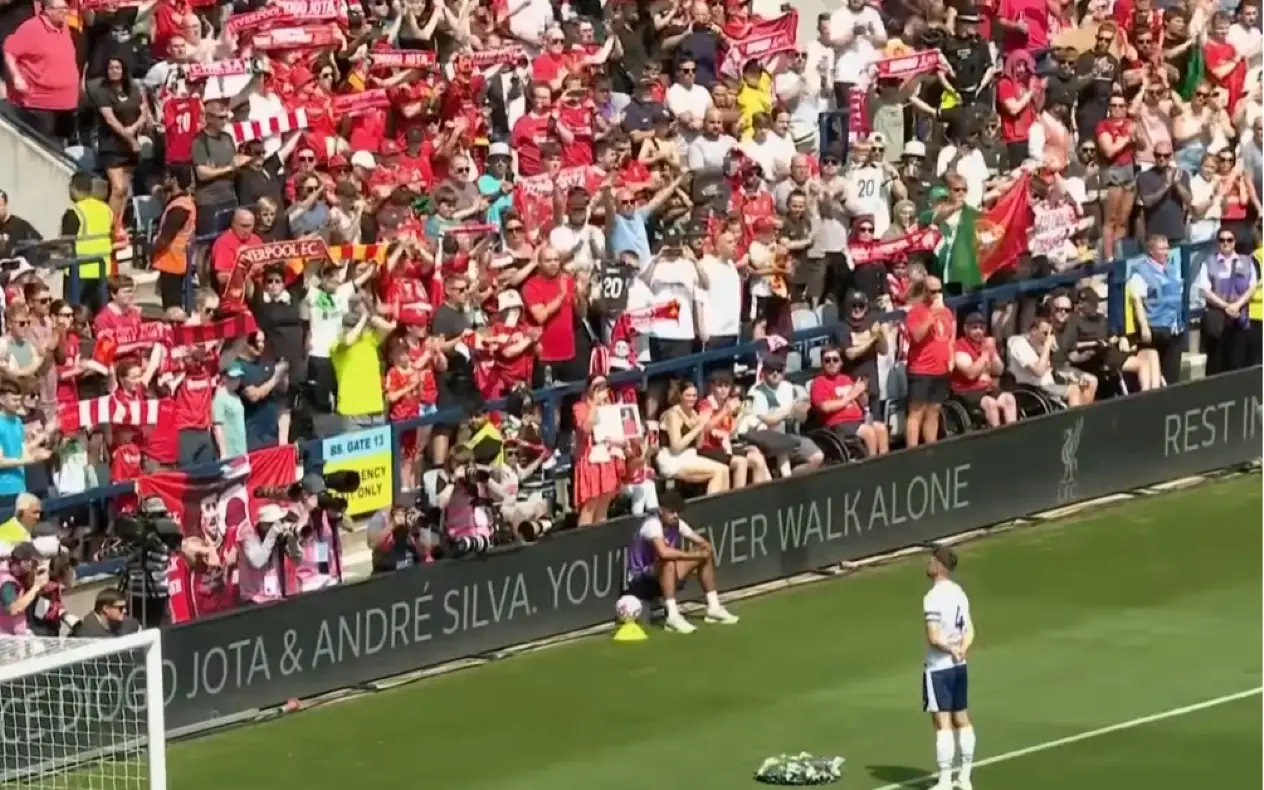 "Bez našeg kapetana" - Prva utakmica Liverpoola u čast Dioga Jote, ispunjena tugom, suzama i pesmom "You’ll Never Walk Alone"