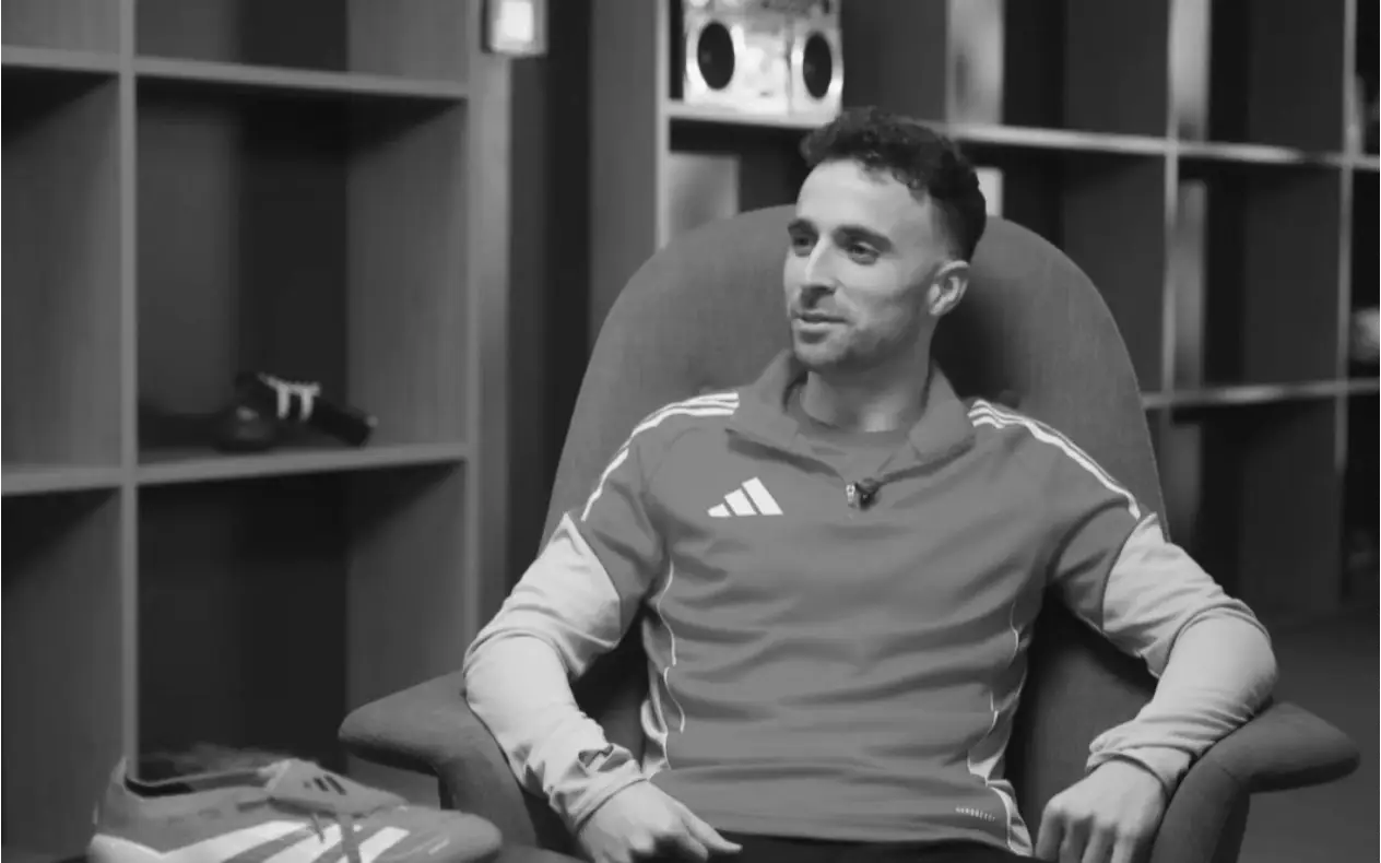Diogo Jota Diogo Jota u crvenoj majici tokom intervjua sa osmehom na licu