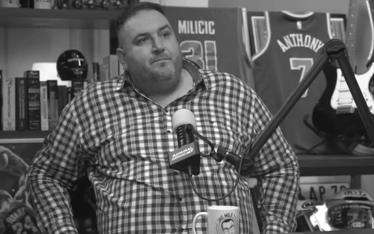 Dragan Labović u kariranoj košulji sa ozbiljnim izrazom lica tokom gostovanja u emisiji