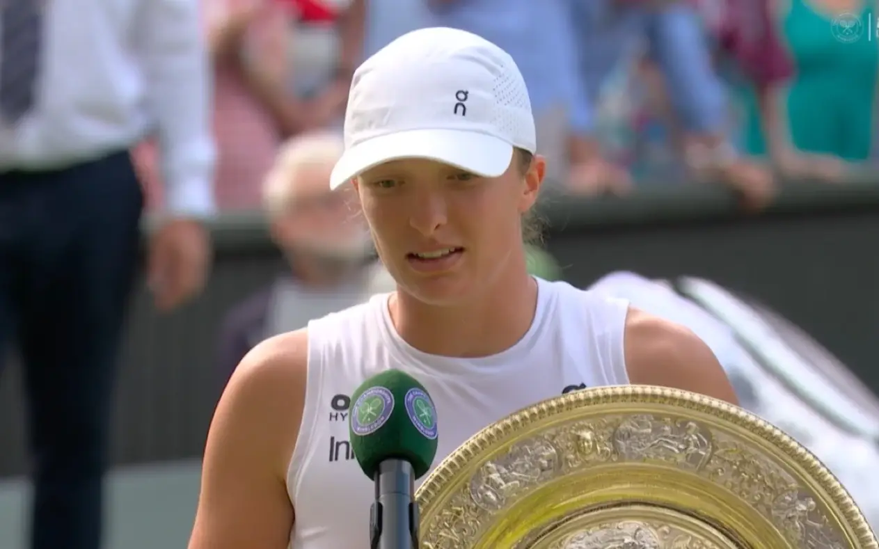 Iga Swiate osvojila Wimbledon 2025 sa pobedničkim trofejom