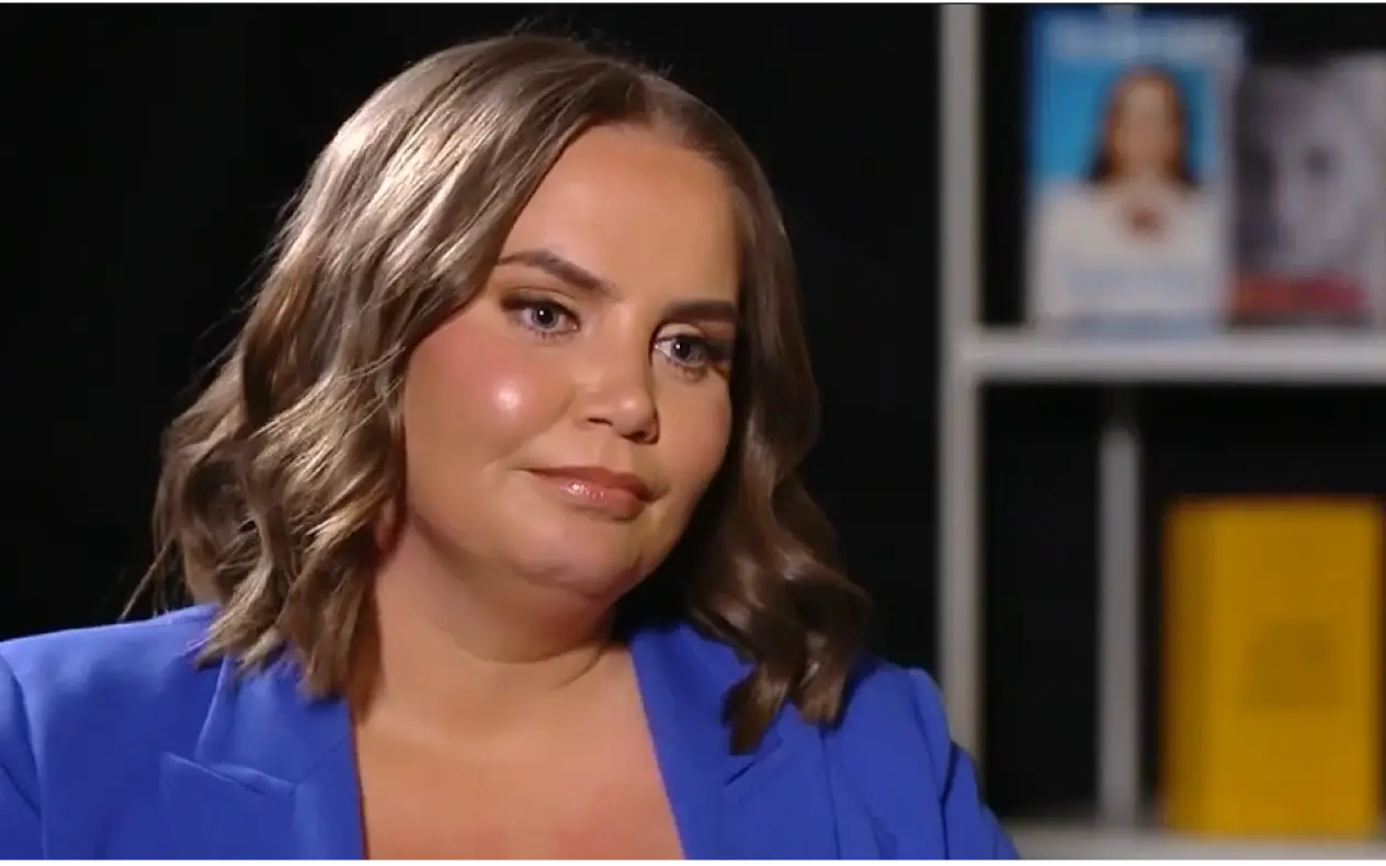 Jelena Dokić u plavom sakou sa blagom šminkom na licu tokom gosotvanja u TV emisiji 