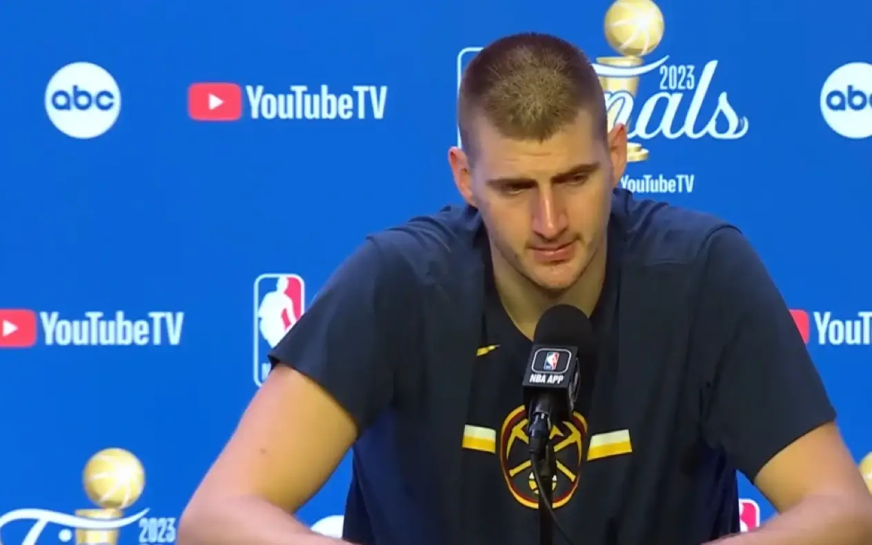 Nikola Jokić na konferenciji za medije nakon utakmice sa iznenađenim izrazom lica