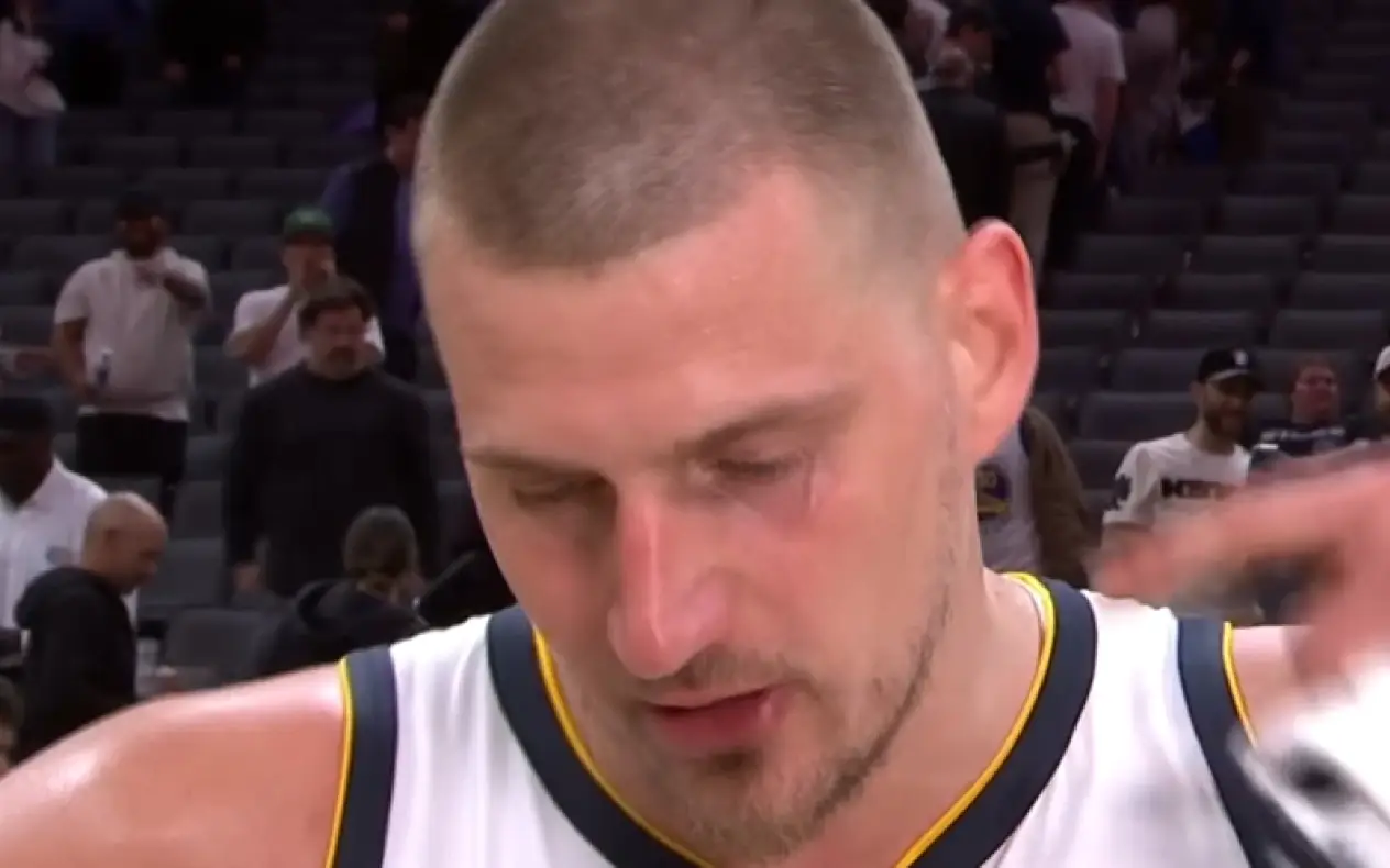 Nikola Jokić u dresu Denvera posle utakmice sa zabrinutim izrzao lica daje intervju