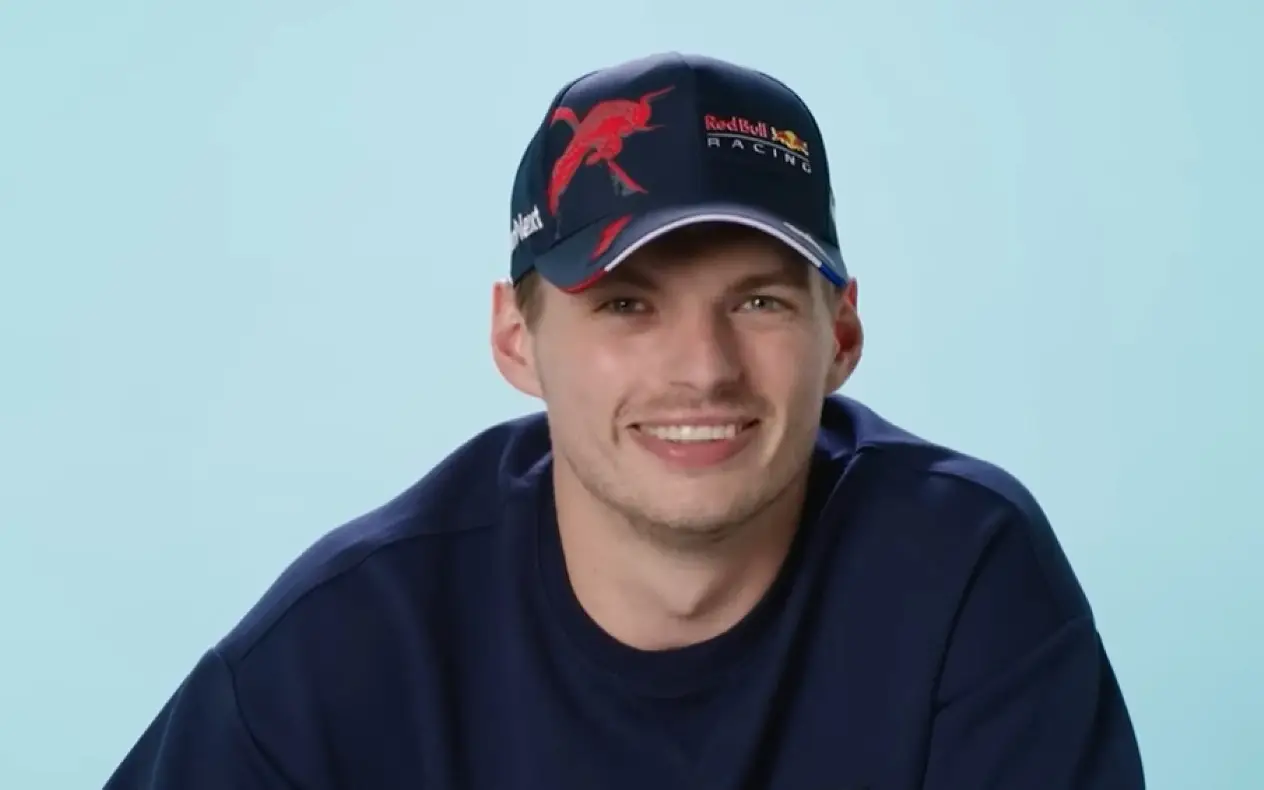 Max Verstappen sa kačketom na glavi i širokim osmehom na licu tokom intervjua