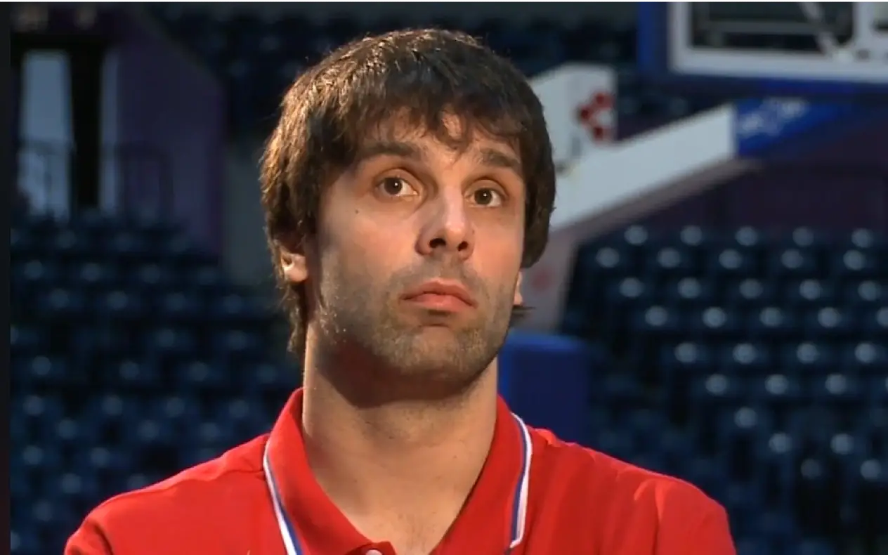 Miloš Teodosić u sivoj majici tokom gostovanja u emisiji 