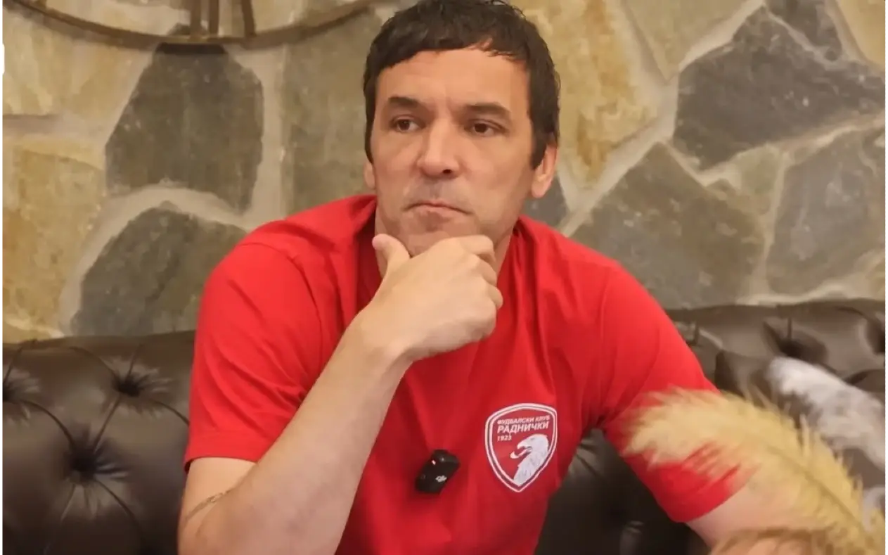 Vladimir Stojković sa zamišljenim izrazom lica tokom gostovanja u emisiji 