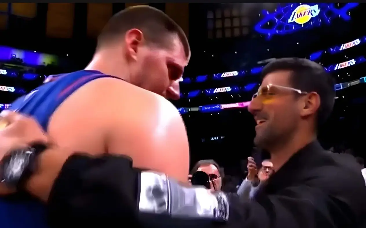 Nikola Jokić u i Novak Đoković u srdačnom razgovoru i zagrljaju nakon utakmice Denvera