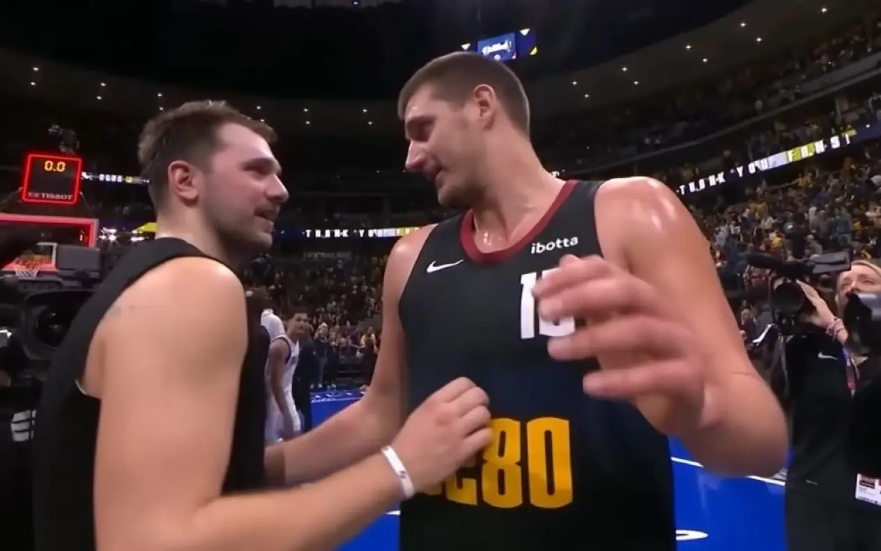 Luka Dončić i Nikola Jokić u razgovoru nakon napete utakmice sa blagim osmehom na licu