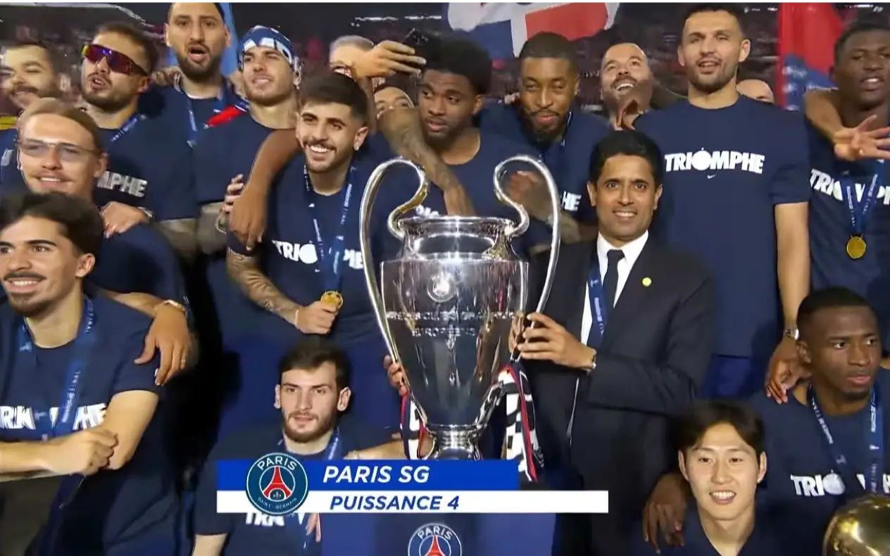 Fudbaleri PSG sa pobeničkim peharom Lige šampiona poziraju pred novinarima
