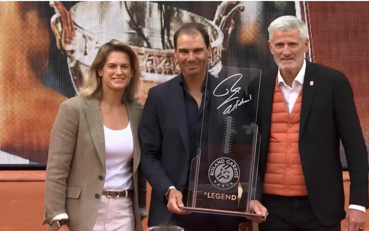 Rafael Nadal prima trofej Roland Garrosa kao znak zahvalnosti za besprekornu karijeru