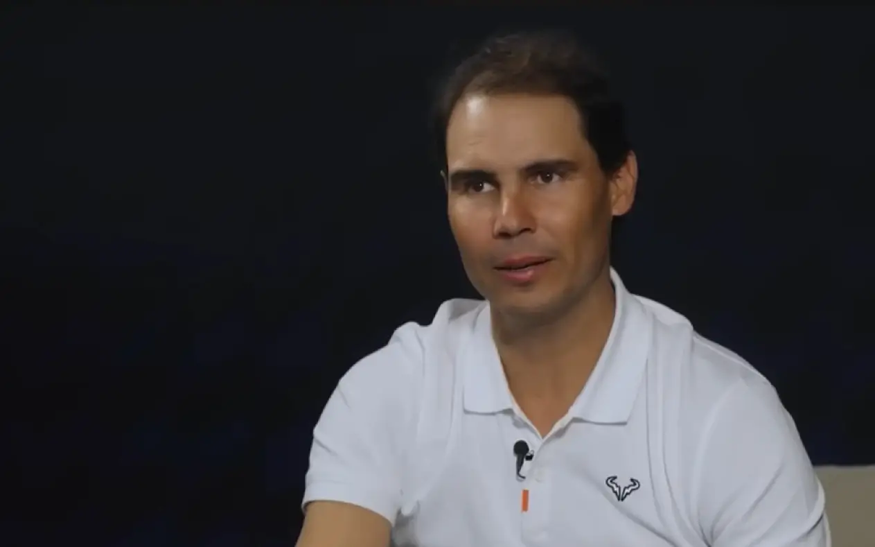 Rafael Nadal u beloj majici tokom davanja intervjua