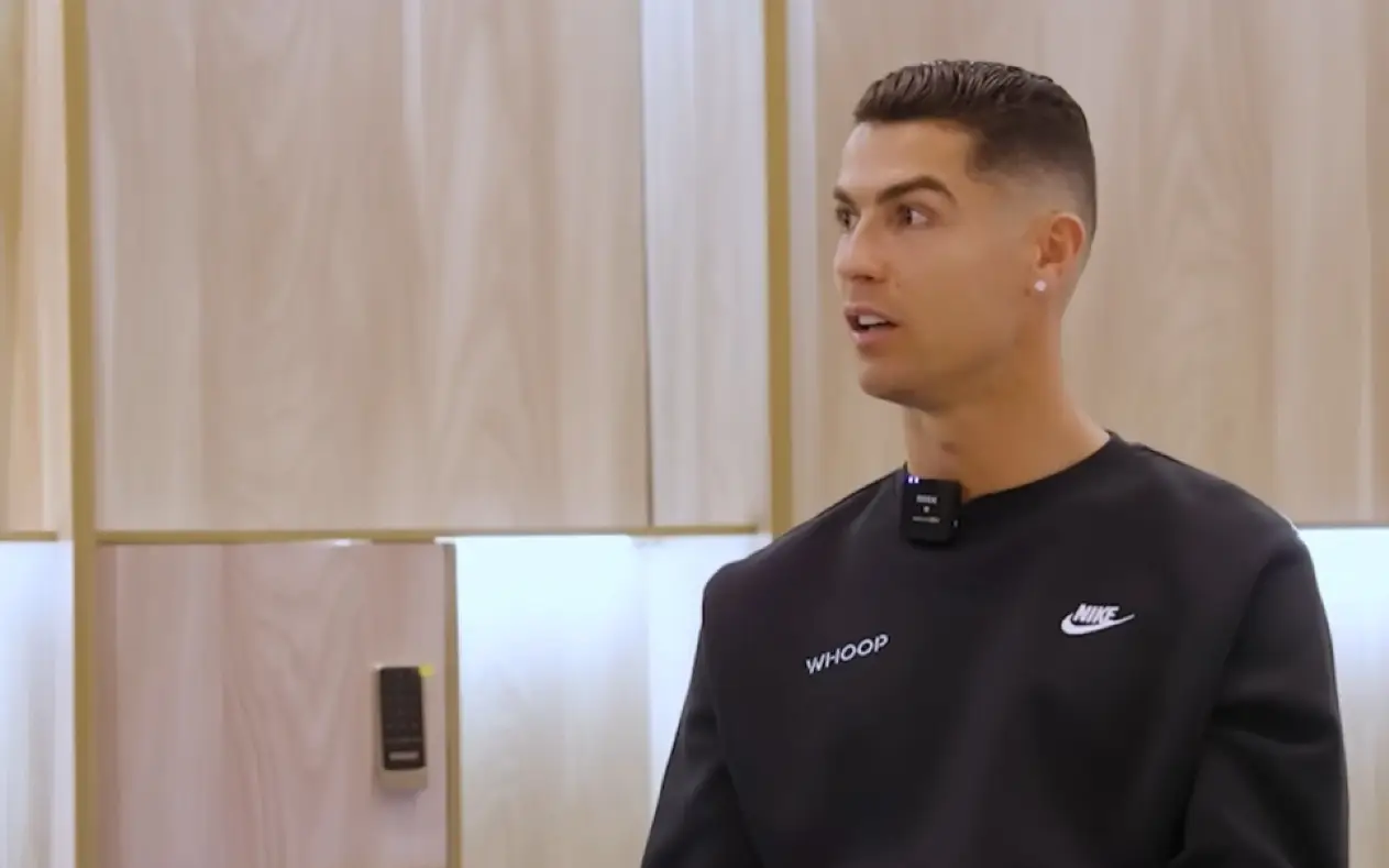 Cristiano Ronaldo u crnom nike duksu tokom intervjua u emisiji 