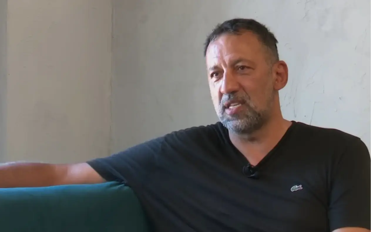 Valde Divac u crnoj majici sa ozbiljnim izrzazom lica u emisiji