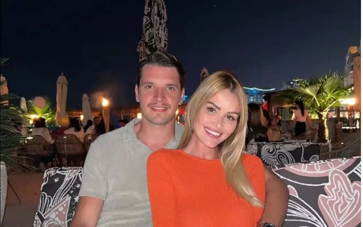 Djimsiti Gjimshiti Berat i njegova supruga Alisa zagrljeni sede 