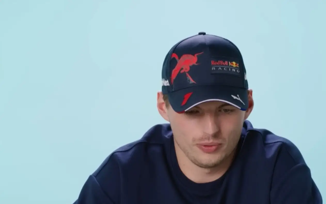 Max Verstappen sa kačketom na glavi i širokim osmehom na licu tokom intervjua
