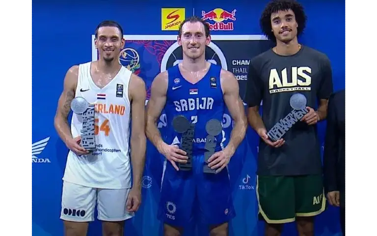  Trojica košarkaša iz Srbije, Holandije i Australije sa trofejima na postolju nakon FIBA 3x3 turnira.