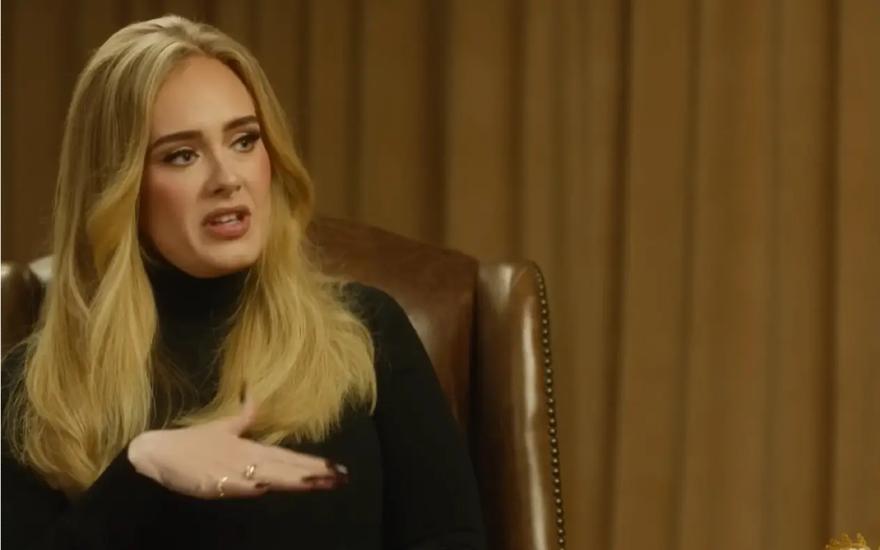 Adele u crnoj haljini i sa ozbiljnim izrazom lica tokom gostovanja u emisiji