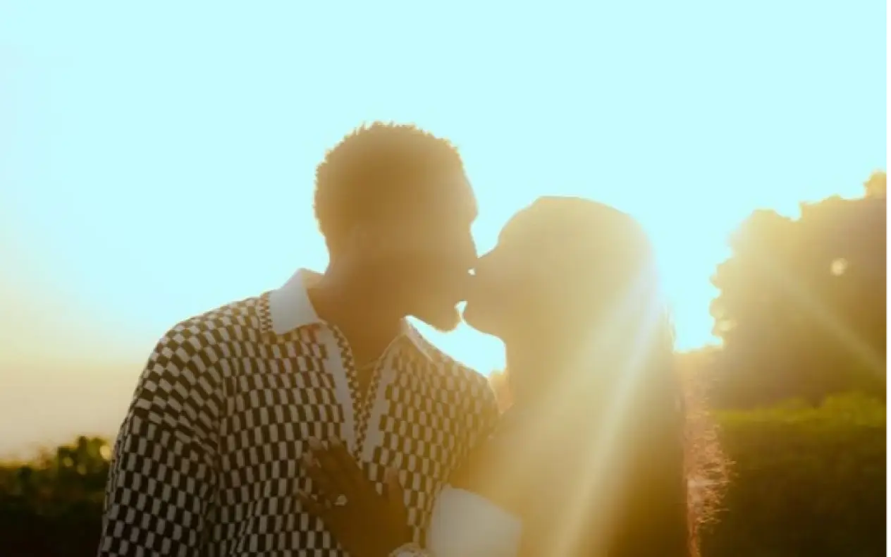 Coco Jones i  Donovan Mitchell u strasnom poljupcu nakon veridbe