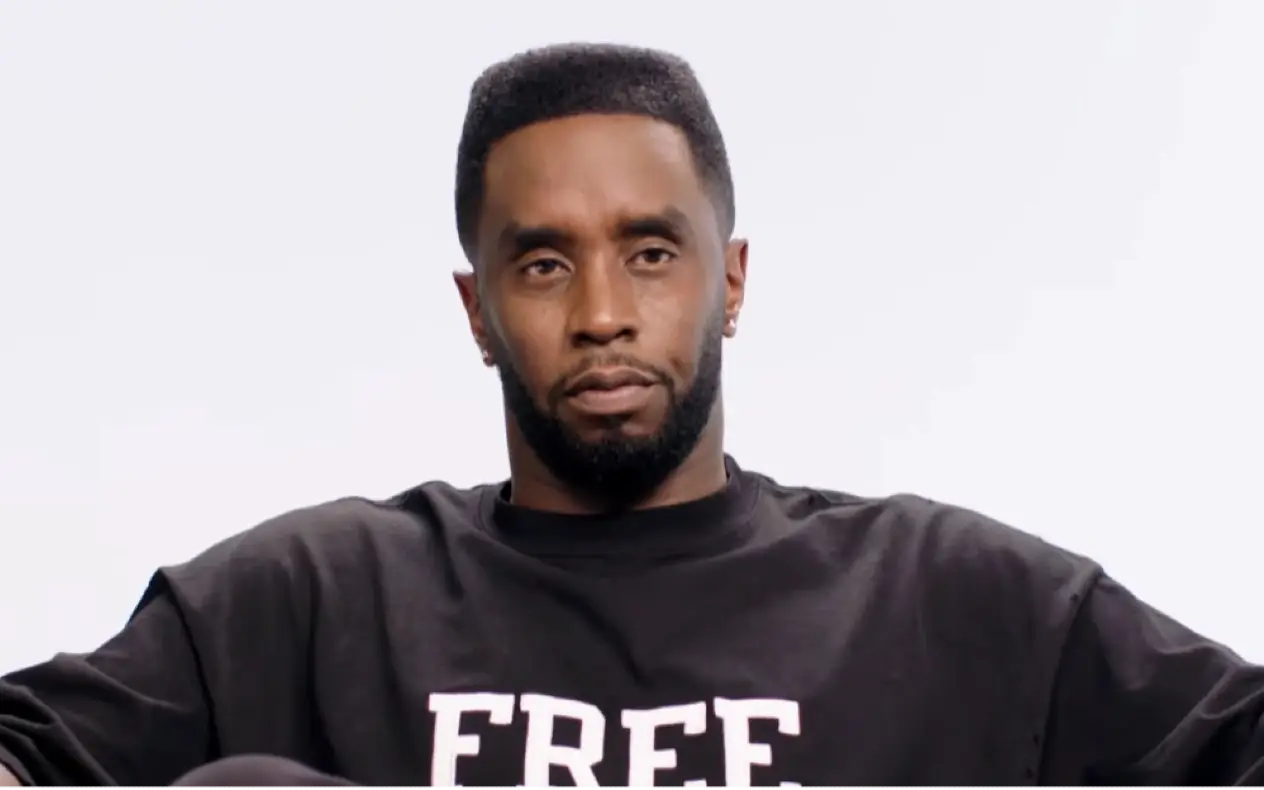 P. Diddy u crnoj majici tokom davanja intervjua sa ozbiljnim izrzaom lica