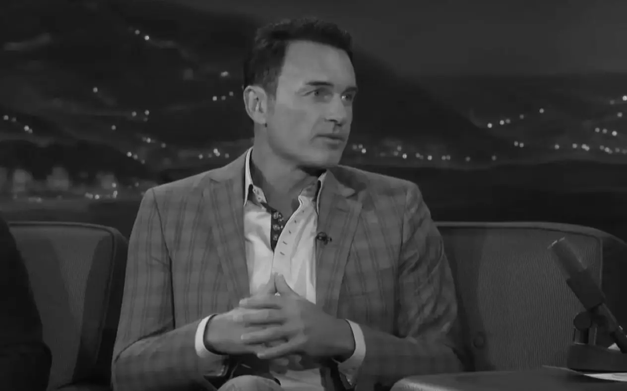 JuJulian McMahon tokom gostovanja u emisiji  - crno bela fotografija
