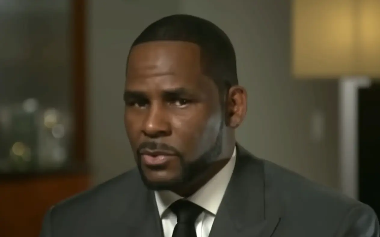 R. Kelly u odelu sa kravatom tokom davanja intervjua za CBS televiziju