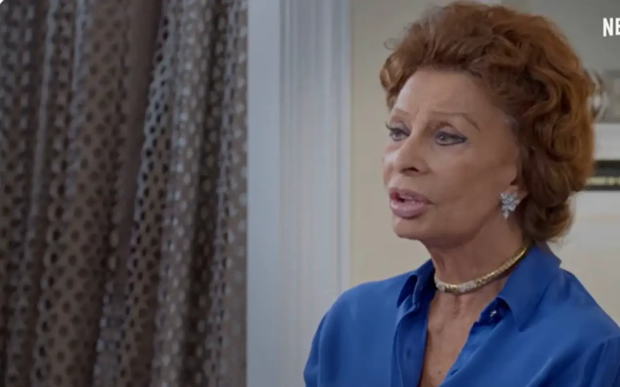 Sophia Loren u plavoj košulji tokom davanja intervjua za Netfix