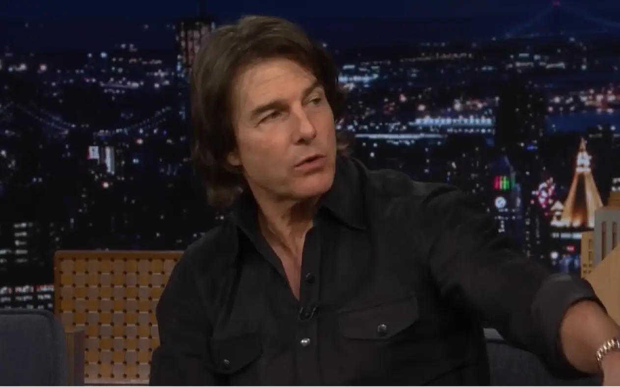Tom Cruise u crnoj košulji tokom gostovanja u emisiji 