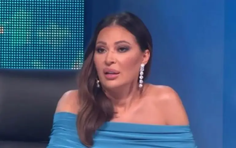 Svetlana Ceca Ražnatović u plavoj haljini u TV emisiji