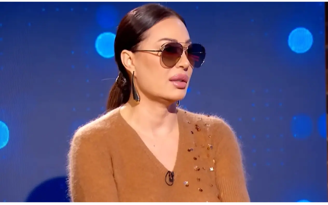 Ceca Ranatović u emisiji sa naočarima, izraženom šminkom i upečatljivim nakitom