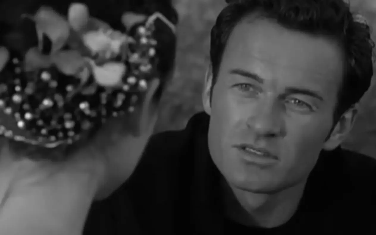 Julian McMahon u seriji Charmed sa ozbiljnim izrazom lica