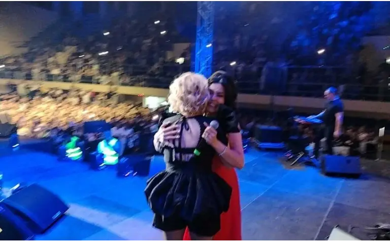 Goca Tržan i Tanja Savić koncert u Smederevu Goca Tržan i Tanja Savić zagrljene na sceni tokom koncerta u Smederevu